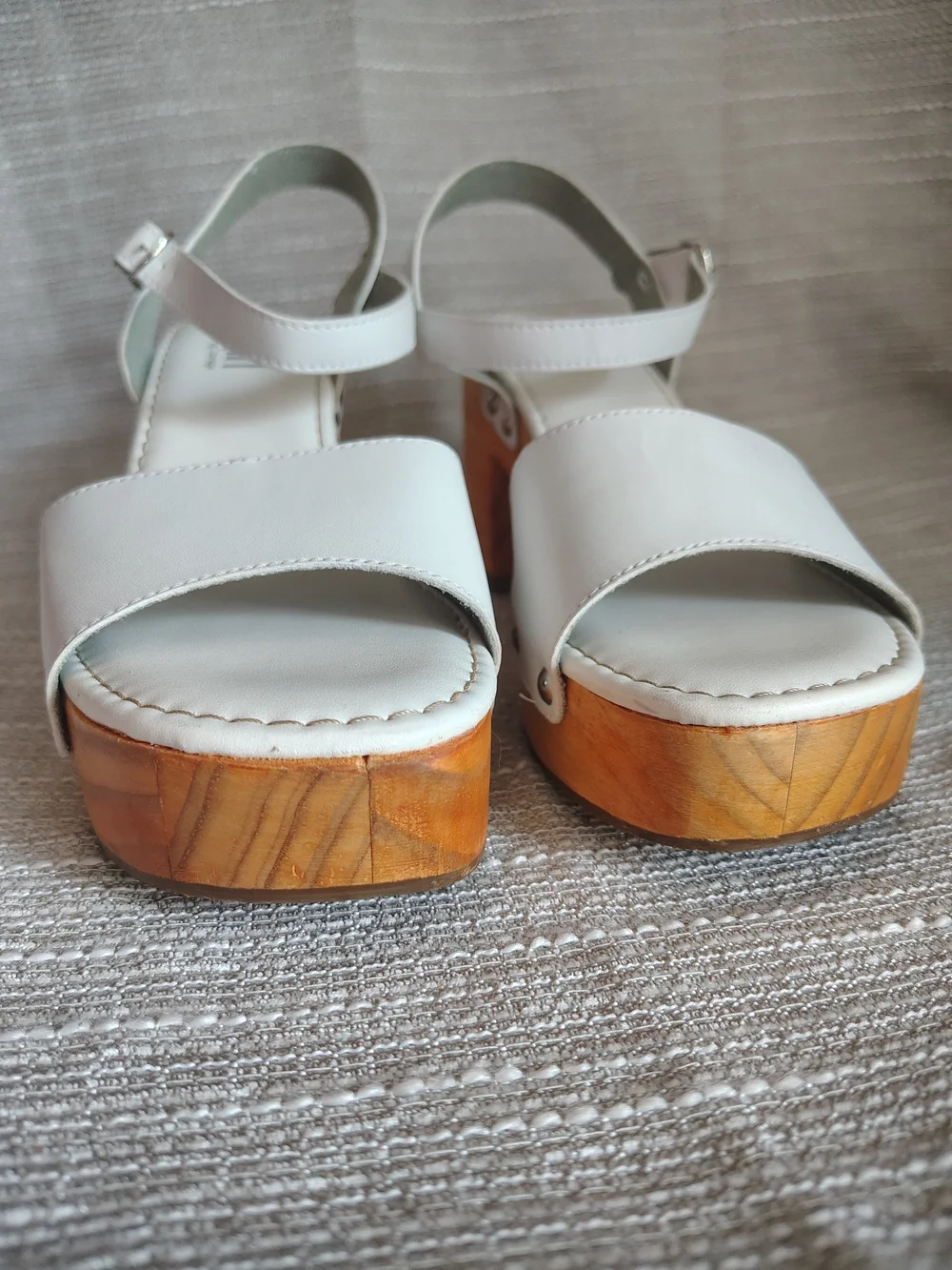 Hey Girl by Corkys White Platform Clog Sandals Size 8 Wood Look Heel